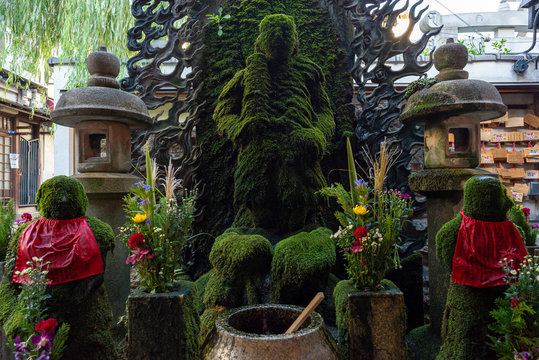 Shinto Hozenji shrine, Osaka, Kansai, Honshu, Japan