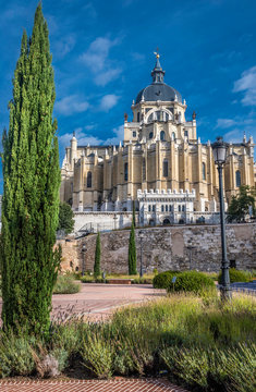 Spain, Madrid, Parque Emir Mohamed 1, ruins of the islamic wall (9th century) and cathedral of Santa Maria la Real de la Almudena