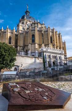 Spain, Madrid, Parque Emir Mohamed 1, ruins of the islamic wall (9th century) and cathedral of Santa Maria la Real de la Almudena