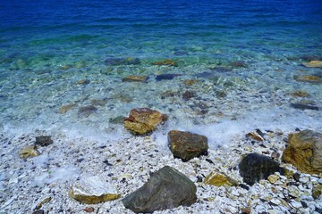 夏を迎える天草の石灰岩と大理石の海辺
