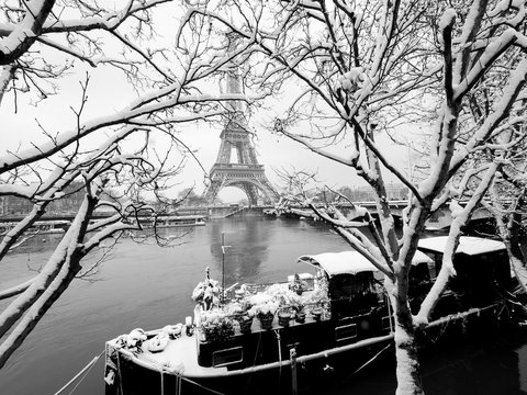Snow covered  river Seine houseboat facing Eiffel tower, 16eme arrondissement, Paris, France
