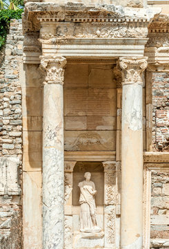 Turkey, Roman archeological site of Ephesus (4th century BC, important role in the spread of Christiannity), Corinthian tabernacle facade of the Library of Celsus, statue of Wisdom (110 AC by the consul Julius Aquila) (UNESCO World Heritage)