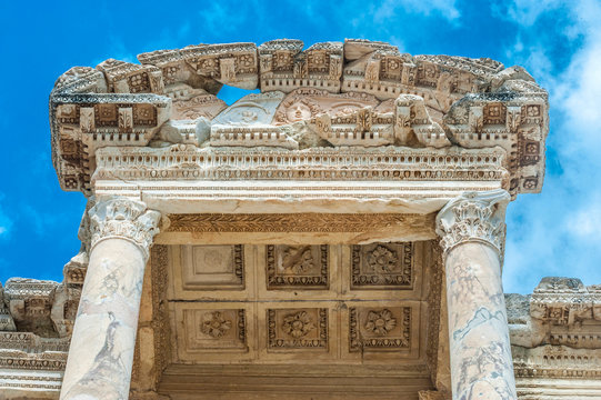 Turkey, Roman archeological site of Ephesus (4th century BC, important role in the spread of Christiannity), carved pediment of the Celsus library (110 AC by the concul Julius Aquila) (UNESCO Wordl Heritage)