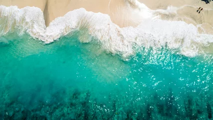 Foto op Canvas Oceaan met golven en geel strand © ronedya