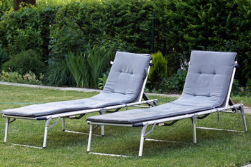 Zwei Sonnenliegen auf der gr&uuml;nen Wiese
