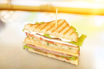 Freshly made clubsandwiches served on a wooden chopping board
