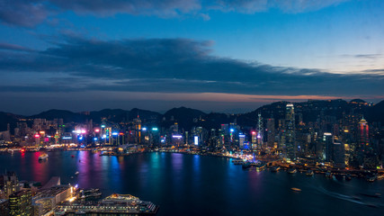 Obraz premium Breathtaking Hong Kong skyline at dusk