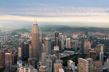 Poster De skyline van Kuala Lumpur vóór zonsondergang, Maleisië, Kuala Lumpur is de hoofdstad van Maleisië. © ake1150