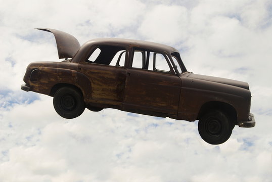 Sucata de um carro a flutuar no c&eacute;u