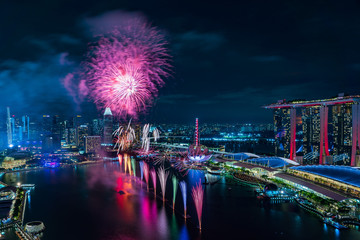 Fototapeta na wymiar Singapore national day fireworks celebration at Marina Bay cityscape