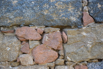 Mur de pierres trois couleurs