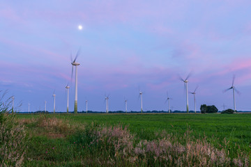 Windkraftwerk zur Abenddämmerung mit vielen Wolken