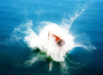 Sprung in das Meer