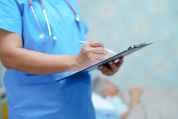 Doctor with clipboard  for note diagnosis  of patients in nursing hospital ward : healthy strong medical concept.