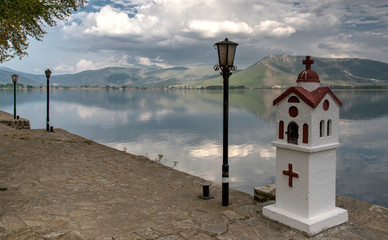 Fototapeta na wymiar Rive du lac de Kastoria, Grèce