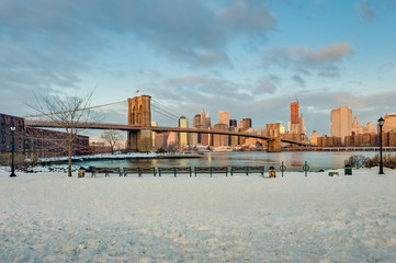 Fototapeta premium Manhattan Skyline from Pebble Beach in Brooklyn, United States.