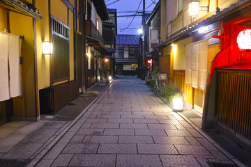 Naklejka na ściany i meble 京都祇園の裏通りの夕景