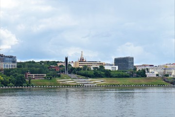 Naklejka premium city on the shore of the pond