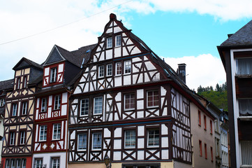 Alte Mühle mit Fachwerkhaus neben einer Stadtmauer am Bodensee