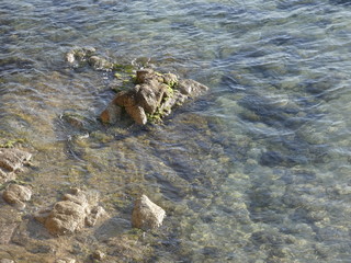 Rocas en el mar mediterráneo
