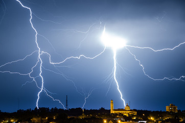 tempestade de raios no céu noturno de uma cidade