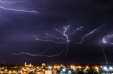 Tempestade de raios no céu noturno de uma cidade 