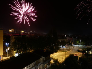 Fuegos artificiales y cohetes en el cielo nocturno. En cataluña el día 23 de Junio por la noche, es la noche más corta del año, solsticio de verano, es tradición tirar petardos durante toda la noche.