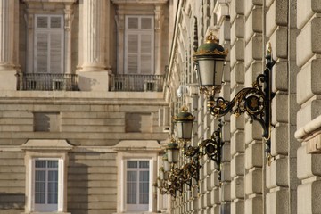 Fachada interior y farolas del Palacio Real de Madrid, Espa&ntilde;a