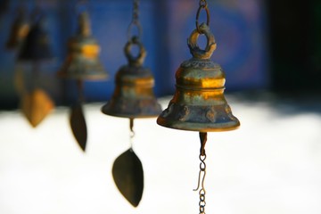 historische Glöckchen in Nepal - Kathmandu auf einem Markt. Handarbeit aus Messing gefertigt mit...