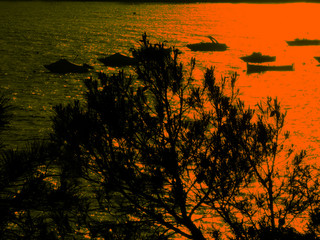 Reflejos del sol o la luna sobre el agua del mar, en el que hay distintos tonos y colores, mucho...