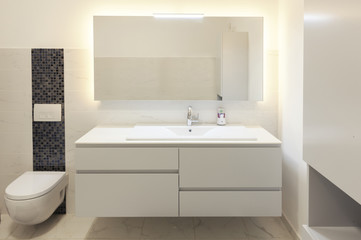 Obraz na płótnie Canvas modern bathroom with big mirror