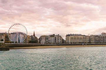 Noria a orillas de la playa de la Concha en San Sebastian durante el atardecer