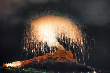 Noche de San Juan en el solsticio de verano en Alicante, España. Fuegos artificiales de la fortaleza del Castillo de Santa Bárbará