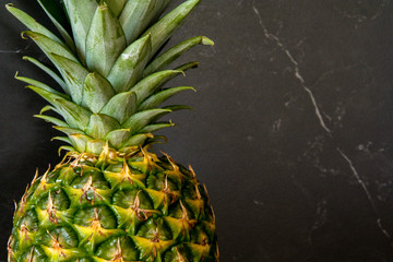 Dojrzały owoc ananas na czarnym tle © mirame111