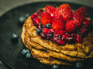 hot cakes integrales con bayas fresas y arándanos