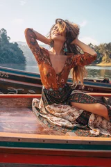 modisches junges Model im Boho-Style-Kleid auf Boot am See © zolotareva_elina