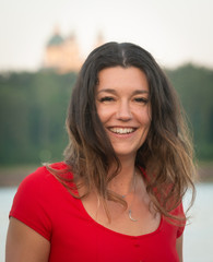 Outdoorportrait fr&ouml;hliche junge Frau