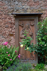 Fototapeta na wymiar kloster rosenthal, reliefgrabsteine in der kirchenruine
