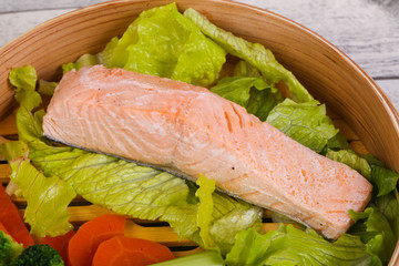 Steamed salmon with vegetables