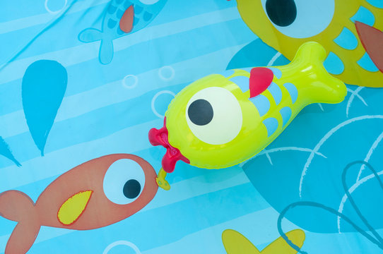 Bottom inflatable pool for children with fish