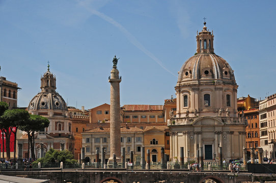 Roma, rovine dei fori imperiali e chiese
