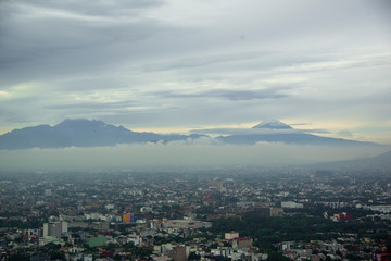Ciudad de México Nublada ( Popocatépetl e Iztaccíhuatl)