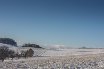 Fototapeta na wymiar landschaft mit schnee und blauen himmel