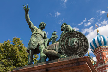 Fototapeta na wymiar Monument to Minin and Pozharsky on against a cloudy sky