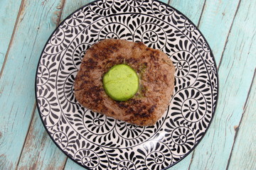 Beurre à l'ail fondant sur un steak haché