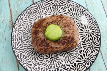 Beurre à l'ail fondant sur un steak haché