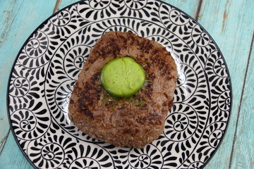 Steak haché grillé au beurre fondu