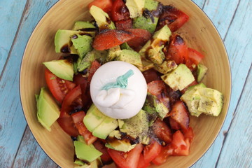 Burrata sur une salade