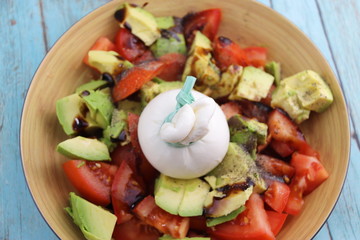 Burrata sur une salade