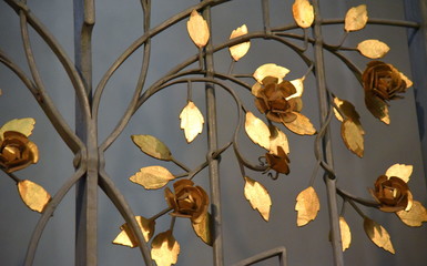 Floraler Schmuck an einem Gitter in der Frauenkirche